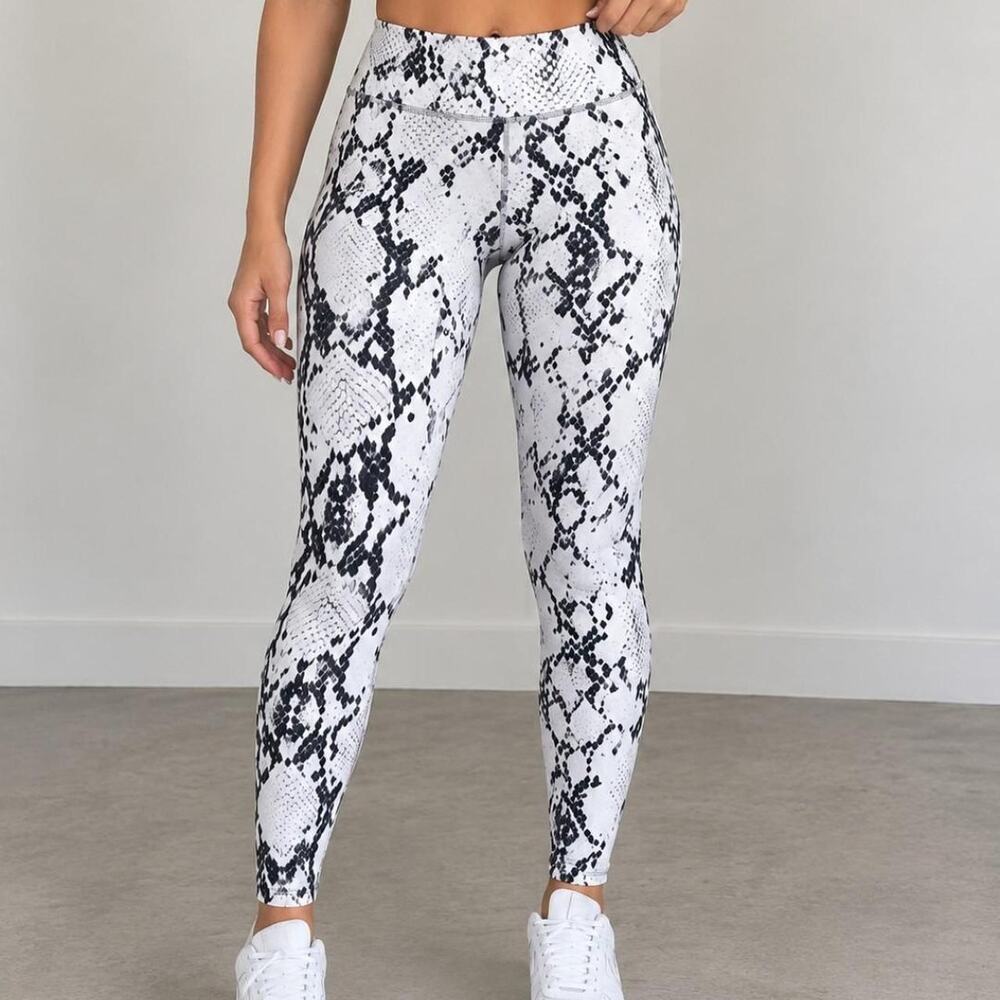 Saavvi fit white and black